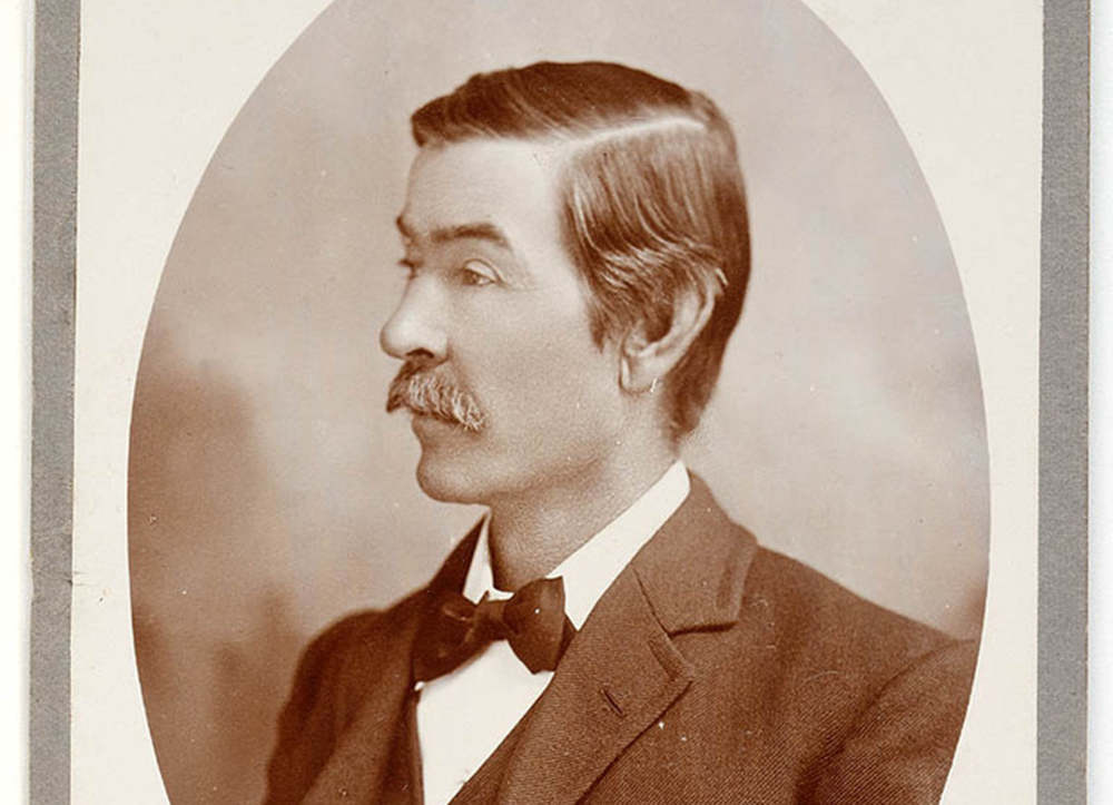 Joseph Furphy, 1903. (From Miles Franklin’s photographs of friends, c.1897–1942, from the collection of the State Library of New South Wales via Wikimedia Commons)
